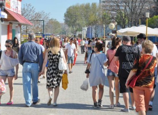 Peste 30.000 de turişti au ajuns deja pe litoralul românesc